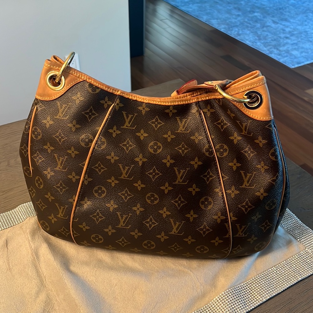Louis Vuitton large Galliera bag used but in great shape. - Picture 4 of 13